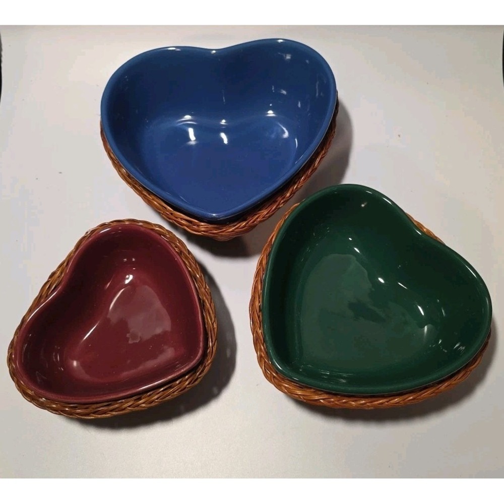 Three Heart Shaped Ceramic Stackable Bowls In Wicker Baskets‎ Blue Green Red